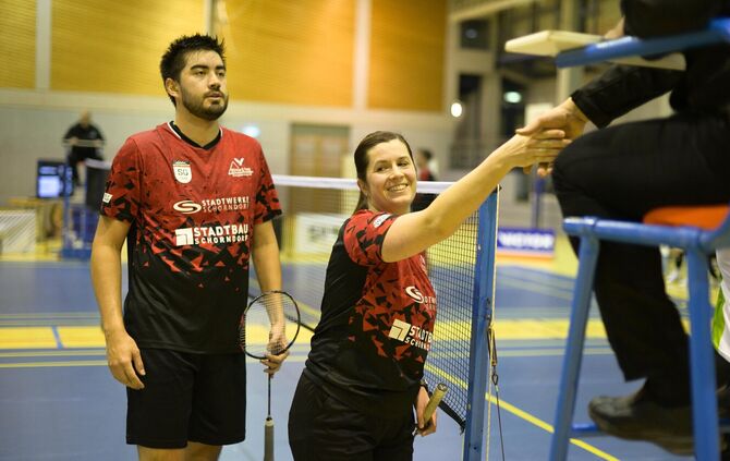 Das übliche Händeschütteln mit dem Schiedsrichter absolvierten Alan Erben und Nadine Wahl nach dem Mixed gegen den TuS Geretsrie