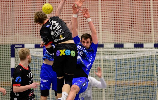 Alexander Bischoff (blaue Spielkleidung) und der TV Bittenfeld II standen gegen Lasse Schmid (beim Wurf) und den TV Erlangen-Bru