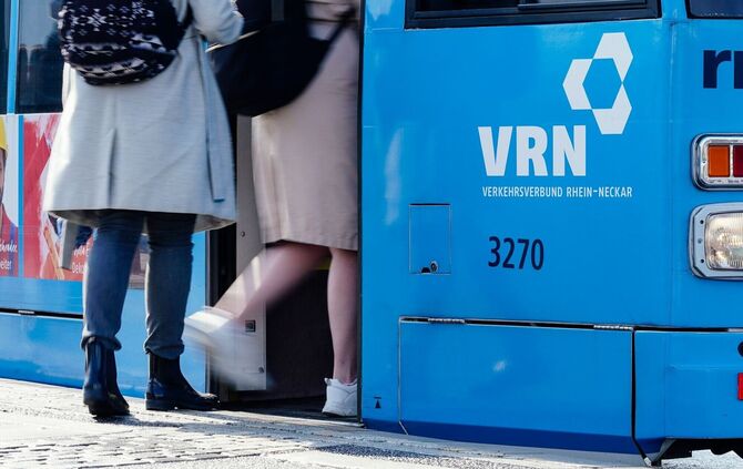 Eine Bratsche ist ohne ihre Besitzerin in der Straßenbahn weitergefahren - und gefunden worden. (Symbolbild)