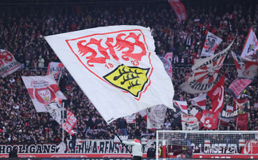 Eine VfB-Fahne wird vor Spielbeginn in der MHP-Arena geschwenkt (Symbolbild).