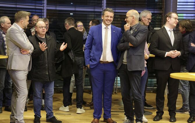 Bei diesem Wahlergebnis kann man als Sieger (Raimon Ahrens, hier in der Bildmitte) schon mal ein Auge zudrücken, wenn nicht rest