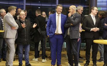 Bei diesem Wahlergebnis kann man als Sieger (Raimon Ahrens, hier in der Bildmitte) schon mal ein Auge zudrücken, wenn nicht rest