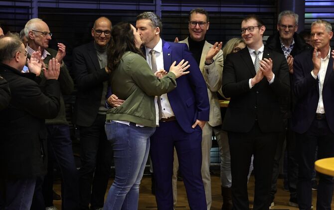Kathrin Ahrens und ihr Mann Raimon freuen sich ganz offensichtlich über den Wahlerfolg in Rudersberg. Die versammelte Politpromi