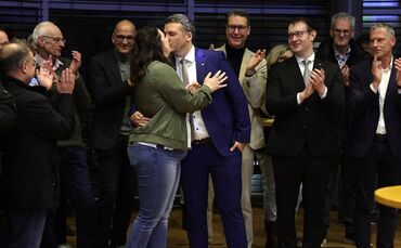 Kathrin Ahrens und ihr Mann Raimon freuen sich ganz offensichtlich über den Wahlerfolg in Rudersberg. Die versammelte Politpromi