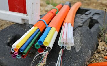 Teilorte, in denen Internet bislang nur im Schneckentempo funktionierte, können sich über geförderten Glasfaserausbau freuen. (S