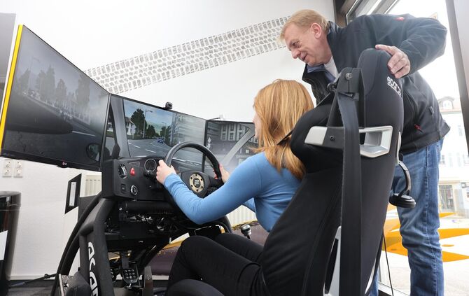Fahrlehrer Ralf Klopfer am Fahrsimulator. (Archivfoto)
