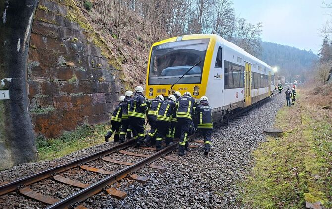 Regionalzug kollidiert bei Calw mit Felsen auf den Schienen