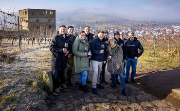 Ein Teil des Teams, das hinter dem Winterweinweg 2026 steckt, gemeinsam mit Bürgermeister Benedikt Paulowitsch (Mitte): Die Auss