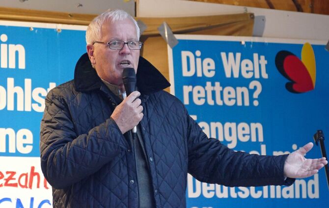 Emil Sänze ist neben Markus Frohnmaier Co-Chef der AfD Baden-Württemberg. Das Foto zeigt ihn bei einer Demo in Stuttgart.
