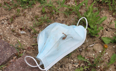 alte Maske entsorgen corona maske amskenschutz Symbol symbolfoto