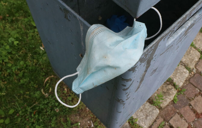 alte Maske entsorgen corona maske maskenschutz Symbol symbolbild symbolfoto