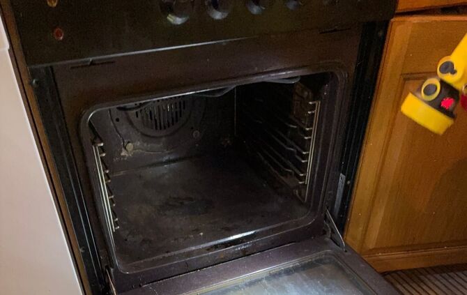 Den Backofen solle man nun nicht mehr für Lebensmittel benutzen, so die Polizei.
