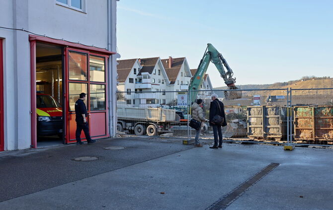 Das Feuerwehrhaus wird abgerissen und neu gebaut. In der Zwischenzeit agiert die Feuerwehr in der halben Feuerwache.