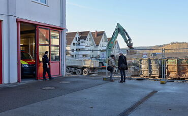 Das Feuerwehrhaus wird abgerissen und neu gebaut. In der Zwischenzeit agiert die Feuerwehr in der halben Feuerwache.