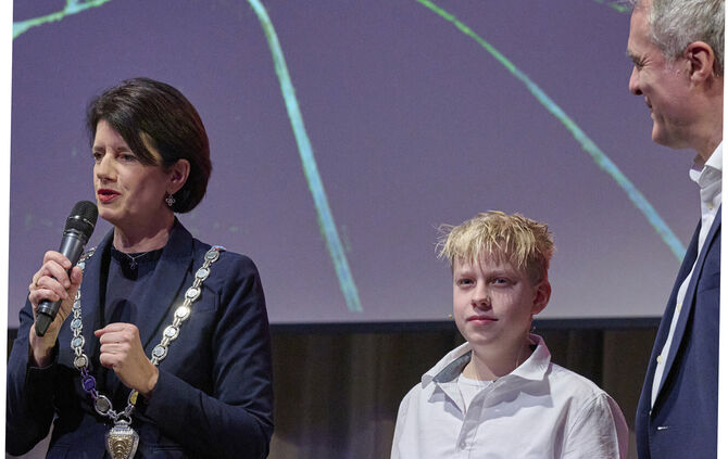 Oberbürgermeisterin Gabriele Zull, Max Bosl und Dezső Szabó sprechen auf der Bühne über "Heimat".