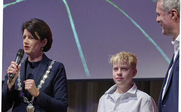 Oberbürgermeisterin Gabriele Zull, Max Bosl und Dezső Szabó sprechen auf der Bühne über "Heimat".