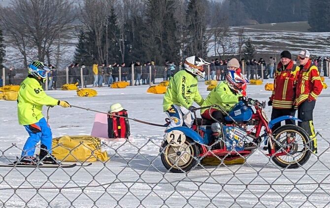 Das Skijöring-Sidecar-Team mit Fahrer Gernot Galle (MSC Rudersberg/MSC Roßhaupten), Beifahrer Tim Hermann (Rudersberg) und Skifa