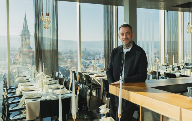 Serdar Vona im Ambiente seiner "VONACHT Location" im neunten Stock des Postturms.