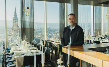 Serdar Vona im Ambiente seiner "VONACHT Location" im neunten Stock des Postturms.