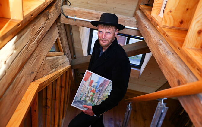 Zimmermeister Friedrich Dippon aus Weinstadt hat das Rösler-Areal gekauft. Das Bild in seinem Arm zeigt die Ansicht von der Kirc