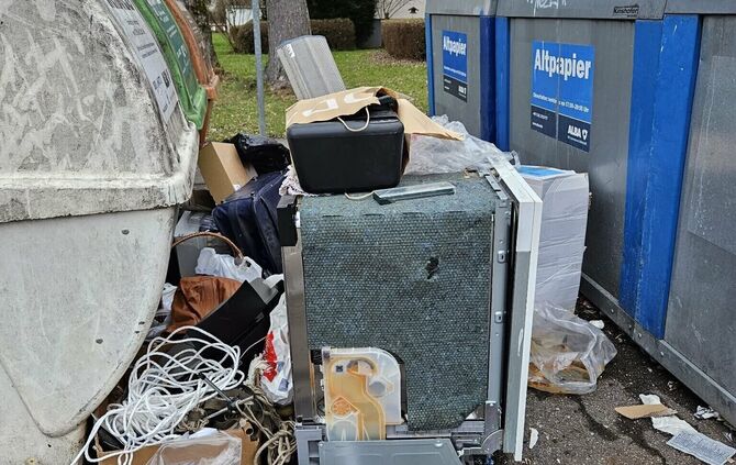 Eine "Schande" sei der Zustand dieses Container-Standorts im Schelmenholz, schreibt eine Winnenderin. Das Foto hat sie in diesem