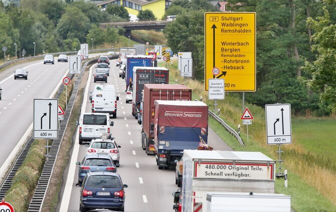 Stau nach Unfällen auf der B29 bei Winterbach. (Symbolfoto)