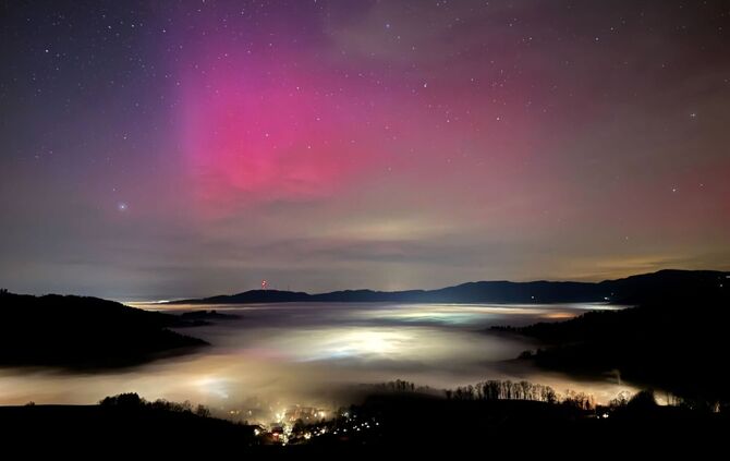 Rosafarbenes Polarlicht erleuchtet den Himmel.