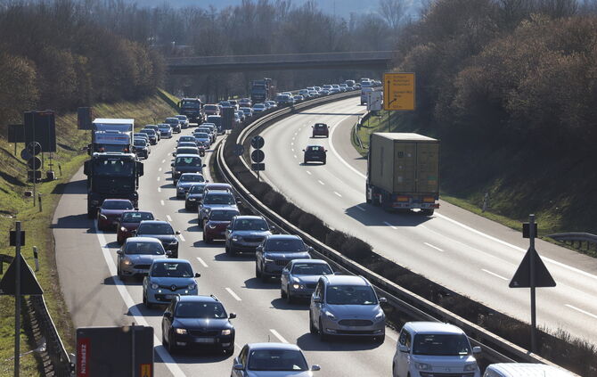 B29-Stau (Archivbild): keine Seltenheit. Bahnchaos bei Stuttgart: auch recht üblich.
