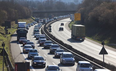 B29-Stau (Archivbild): keine Seltenheit. Bahnchaos bei Stuttgart: auch recht üblich.