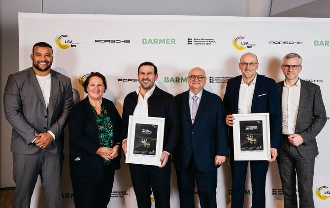 Sedat Sevsay (Dritter von links) mit seinem Trainerpreis. Links im Bild steht Jello Krahmer.