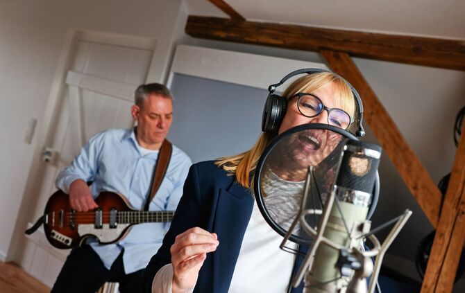 Seit 20 Jahren ein Paar, das die Musik liebt: Jutta Mesch und Thorsten Frank im hauseigenen Tonstudio.