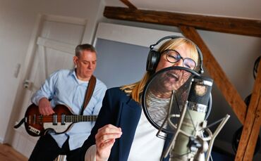 Seit 20 Jahren ein Paar, das die Musik liebt: Jutta Mesch und Thorsten Frank im hauseigenen Tonstudio.