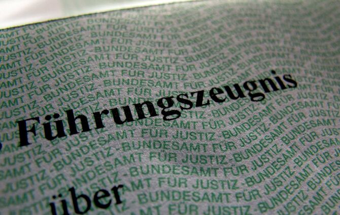 Das Führungszeugnis auf Papier soll weiter verfügbar sein. (Symbolbild)