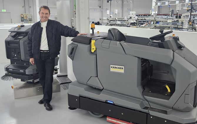 Kärcher-Jubilar Dirk Plaschke neben der KIRA BR 200 im Werk Winnenden.