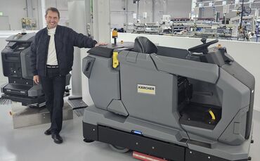 Kärcher-Jubilar Dirk Plaschke neben der KIRA BR 200 im Werk Winnenden.