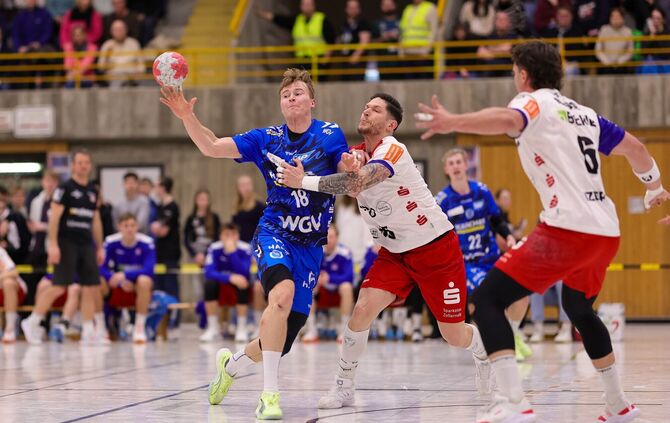 Der junge Linus Schmid (mit Ball, hinten Torben Matzken) hatte im Testspiel des TVB Stuttgart gegen den HBW Balingen-Weilstetten