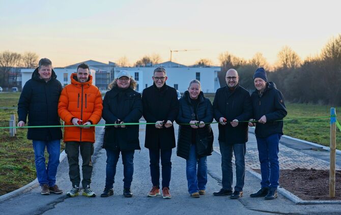 Rotes Band am Abendhimmel, grünes Band zum Durchschneiden - jetzt darf gebaut werden! Von links: Bauamtsleiter Ralph Hägele, Sta