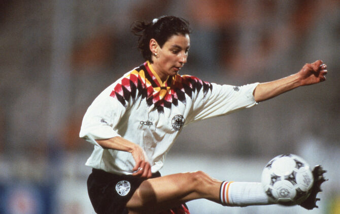 Anouschka Bernhard – hier beim EM-Halbfinalrückspiel 1995 gegen England (2:1) – absolvierte 47 Länderspiele für Deutschland.