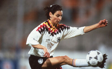 Anouschka Bernhard – hier beim EM-Halbfinalrückspiel 1995 gegen England (2:1) – absolvierte 47 Länderspiele für Deutschland.