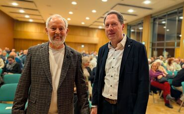 Stadtrat Hans-Martin Fischer (links) und Oberbürgermeister Hartmut Holzwarth treten am Sonntag bei der OB-Wahl Winnenden gegenei
