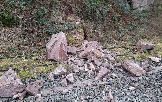 Regionalzug kollidiert mit Felsen auf den Schienen