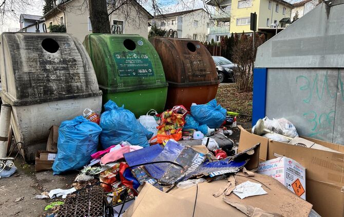 Nach der Reinigung dauert es nicht lange, bis der Containerplatz wieder mit Hausmüll, Kartons, Kleidung oder Elektronik vermüllt