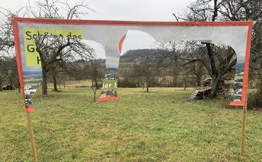 Viel ist nicht übrig vom Plakat gegen Windkraft in der Nähe von Hertmannsweiler.