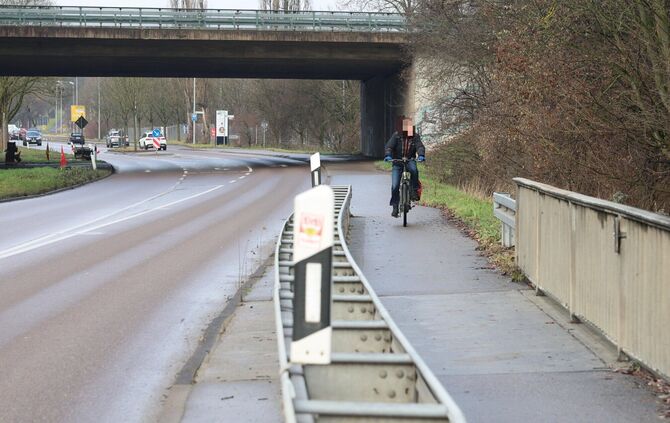 Breite Leitplanke zwischen der Schorndorfer Straße (L1193) und dem Gehweg bei der B14 in Waiblingen. Radfahren ist hier eigentli