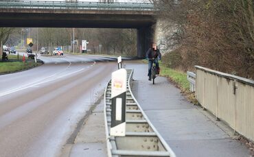 Breite Leitplanke zwischen der Schorndorfer Straße (L1193) und dem Gehweg bei der B14 in Waiblingen. Radfahren ist hier eigentli