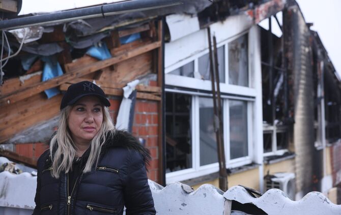 Sassa Xylouri vor einem Jahr auf der Terrasse ihrer von der Explosion zerstörten Wohnung in der Gmünder Straße (Archivfoto).