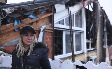 Sassa Xylouri vor einem Jahr auf der Terrasse ihrer von der Explosion zerstörten Wohnung in der Gmünder Straße (Archivfoto).