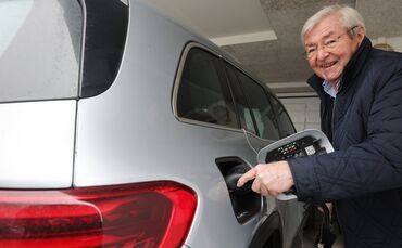 Peter Bauer stöpselt seinen EQB von Mercedes ein, um die Batterie aufzuladen: Der Remshaldener würde nie wieder einen Verbrenner