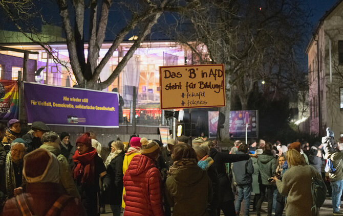 Nach Schätzungen von Stadt und Polizei sind zwischen 220 und 250 Bürgerinnen und Bürger dem Aufruf des Bündnisses gegen Rassismu