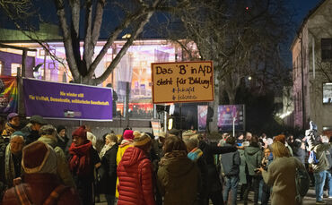Nach Schätzungen von Stadt und Polizei sind zwischen 220 und 250 Bürgerinnen und Bürger dem Aufruf des Bündnisses gegen Rassismu
